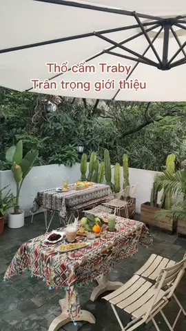 Thay áo mới cho chiếc bàn quen thuộc với khăn trải bàn thổ cẩm nhà Traby. #khantraibanthocam #trabydecor #khantraiban #thocamtraby #tablerunner 