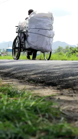 Video Mentahan Tukang Becak dengan muatan berat #mentahan #bahanedit #becak 
