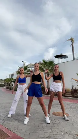 How do u say BLUE in your language?🧿🤍 #dancechallenge #bouncewhenshewalk #bouncewhenshewalkchallenge #clap #dancetrend2023 #dancetrend #damcewithus 