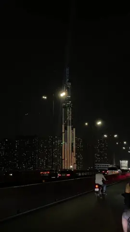 Sài gòn về đêm đẹp lắm ☺️ #chillmộtchút #cuốituầnvuivẻ #tiktokvietnam #bitexcotower #cầusàigòn #q2 #thảođiền 