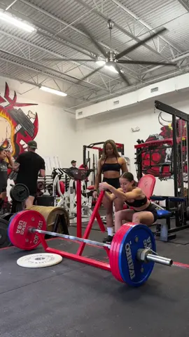 What are friends for 😂😂😂 #gym #GymTok #gymhumor #fit #Fitness #fitnesshumor #fyp #foryou #foryoupage 