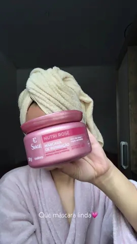 Essa vocês pediram muitooo!!!  E gente, que linha PERFEITAA NUTRI ROSE  Uma linha de nutrição que salva, isso mesmo salva os fios!!  Depois que fiquei ruiva meu cabelo não estava reagindo mas a nenhum tratamento (mesmo estando acidificado) e olha so como ficou perfeito. Super alinhado, macio, leve e cheiroso💗 eu amei e super indicoo 1000/10!! #eudora #eudoratiktok #eudorasiage #eudoramenota #nutrirose #nutriroseeudora #siagenutrirose #nutricaocapilar #cronogramacapilar #siageeudora #siageeudora💜 #cronogramasiage #cronogramaeudora #cuidadoscomcabelo #rotinacapilar #haircare 