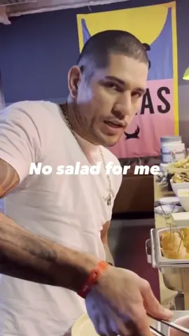 #AlexPereira at LHW be like 😅 #UFC #mma #sportstiktok #foodtiktok (via @fignty)