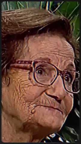 الحزن والغصة لي بعيونها كلشي حچن🩵