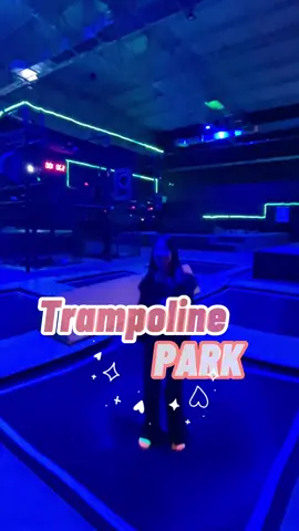 Trampolin Park ♥️ En este plan podrás poner a prueba tu rendimiento físico para lograr  pasar por diferentes desafíos, porque aquí no hay excusa para la diversión. Nosotros la pasamos genial.  ⏰️Horarios: Lunes - Jueves: 1:00 p.m. - 8:00 p.m.  Viernes - Sabados: 1:00 p.m. - 9:00 p.m.  Domingos y Festivos: 12:00 .m. - 8:00 p.m.  🗓 Planes:  Plan 30': $19,900 - $29,900 COP Plan 60': $29,900 - $39,900 COP Deja tus preguntas en los comentarios 👉🏻 #planesenbogota #planesfindesemana #planesbogota #eleden #planescercadebogota 