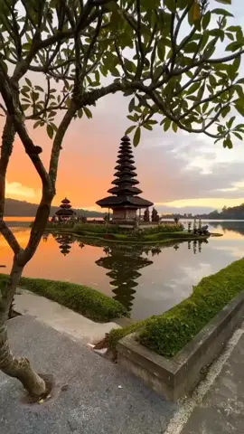 Pura Ulun Danu merupakan salah satu pura yang populer di kalangan wisatawan di Bali.  📍Pura ini berada di Danau Beratan, Desa Candikuning, Kecamatan Baturiti, Kabupaten Tabanan, Bali.  📷@saragih_erick  #ExploreBali #BaliTrip #PlacesToVisitBali #BaliVibes #tempatbagusbali #balitravel #BaliPlaceToVisit #TempatWisataBali #balilife #travelbali #wisatabaliindonesia #balipictures #balitourguide #Bali #wisatapulaubali #BaliIndonesia #pesonaindonesia #senja #TravelTikTok #balitemple 