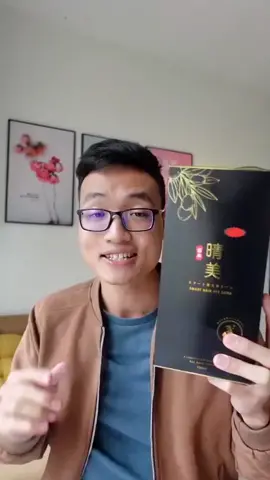 🎗🎗Dầu Gội Komi Phủ Bạc Số 1 Nhật Bản🎗🎗 ✔Tóc bạc chuyển đen sau 1 bước gội đầu, không cầu kỳ, không tốn thời gian ra salon nhuộm tóc ✔Thành phần thảo dược thiên nhiên  ✔Không gây ngứa hay dị ứng da đầu  ✔Mua 1 lần dùng cả năm 🍃🍃DẦU GỘI PHỦ BẠC KOMI🍃🍃   Một chai duy nhất, dùng trực tiếp không cần pha trộn như các loại thuốc nhuộm   Không gây dị ứng hay ngứa da đầu   Cung cấp các dưỡng chất giúp tóc đen tự nhiên   Mùi thơm từ thảo dược dễ chịu   Được cấp chứng nhận an toàn và hiệu quả tại Nhật Bản 🆘🆘 LƯU Ý🆘🆘🆘 Nhiều khách chia sẻ gội phủ bạc không hiệu quả như mong đợi, nên xin làm đúng các bước sau để có 1 mái tóc thật đẹp như ý nhé: B1️⃣ ( cực kì quan trọng): Bóp dầu gội ra bát hoặc túi bóng 1 lượng tương ứng lượng tóc bạc, bạc nhiều thì lấy nhiều, bạc ít lấy ít, tóc dầy lấy nhiều, tóc mỏng lấy ít. Nói chung là lấy lượng dầu gội nhiều hơn dầu gội thông thường gấp 2-3 lần. Trộn đều dầu gội , (nhớ là không trộn cứ thế gội thì ko có tác dụng), trong dầu gội bóp ra có 2 thành phần, trộn đều chúng với nhau trong vòng 30 giây đến 1 phút, sau đó thoa lên tóc khô, không nên làm ướt tóc. Nếu tóc ướt cần sấy cho gần khô 90% thì phết dầu gội đã trộn lên, sau đó dùng tay gãi và mát xa tóc cho dầu gội ngấm sâu vào chân tóc trong vòng 3-5 phút. B2️⃣: Ủ tóc trong 15-20 phút B3️⃣: Gội bằng nước sạch xả hết dầu gội đi, là đã có mái tóc nhuộm màu ưng ý.  🆘 Lưu ý: màu nâu sẽ lâu lên màu hơn màu đen 1 chút. Các nguyên nhân gội ko lên màu: - Không đánh xàu bọt kĩ dung dịch trước khi thoa lên tóc - lấy lượng dầu quá ít so với tóc, ko mát xa kĩ 2-3 phút để thuốc thấm đến từng sợi tóc. - Ngồi ko đủ lâu ( tầm 15phút tuỳ chất tóc) - Tóc càng hư tổn, đã sd qua nhiều hoá chất càng khó lên màu. - Tóc càng nguyên bản càng dễ lên màu