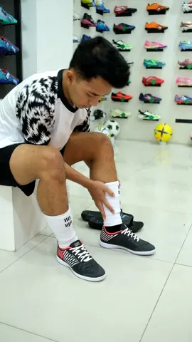 Kalau pake sepatu Nike Lunar Gato II IC jadi bikin makin cakep dah outfit buat dilapangan sob! 🤩✨ Secakep ini masa gak minta sob, mending buruan sikaatt sob! 🔥 #sepatuoriginal #sepatubolaoriginal #sepatufutsaloriginal #pakaisepatu #nike #sportiid 