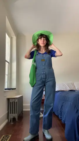 Slow mondays 💙💚 #colorfulclothing #overallsoutfits #overalls #popcornshirts #grwm #slowmornings #vintageclothes #vintagefashion #grwmroutine #goodmusic 