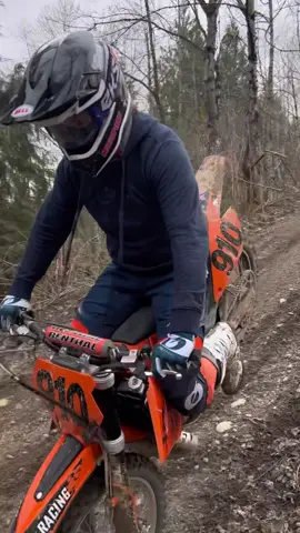 My buddy Warren’s KTM 200XCW was still in our garage so I had to sneak some more laps on it 😂 If KTM still offered a 200, would that be your bike of choice for off-road? #2006 #KTM #200XCW 