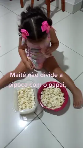 #VozDosCriadores  Maitê não divide a pipoca com o seu papai. Maitê ama pipoca. 19 dias para o aniversário de 2 anos da Maitê sua inscrição e curtida ajuda na realização da sua festinha, obrigado a todos pelo carinho com a Maitê!! #aniversário  #2aninhos #Maitê  #maio #sábado #casadavovo  #Feliz #alegria #amor #kids #four #fouryou  #my  #Love #natureza #pintinho #galinha #cocorico  #coco