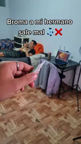 Este pegamento es lo maximo, pega al instante y nada lo despega. Esta vez sacrificado las medias de mi hermano.  #koreanbros #broma #humor #hermanos #BromaDelPegamento @KoreanBros @KoreanBros 
