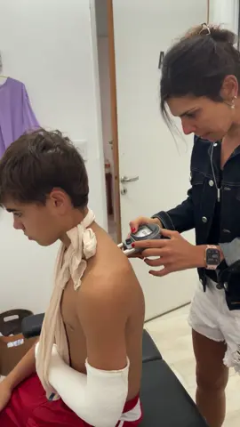 Despues de caerse y fracturarse, un buen chequeo de la columna. Lo que les hago a ustedes, se lo hago a mi familia🙌❤️#quiropraxiaconsofi #chiropractic #salud #family #futbol 