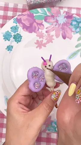 Butterfly Pretzels #chocolatecoveredpretzels #dippedpretzels #dippedtreats #pretzels #EasyRecipes 