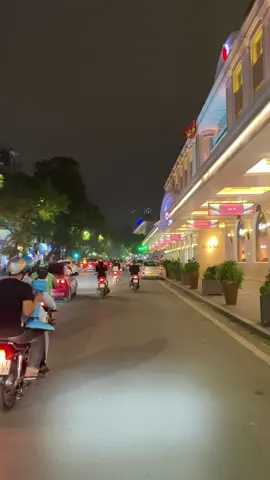 Hà Nội đẹp nhất về đêm..!!! #LangThangĐườngPhố #tâmtrạng #HàNội #tamtrang #tràngtiềnplaza #binhyenmoingay #theanh28 #HàNộiViệtNam #tìnhyêu #thànhphốbuồn #hômnaytoibuon #pepsiravolution #BookTok #PhongCảnhBuồn #đêmlangthang 