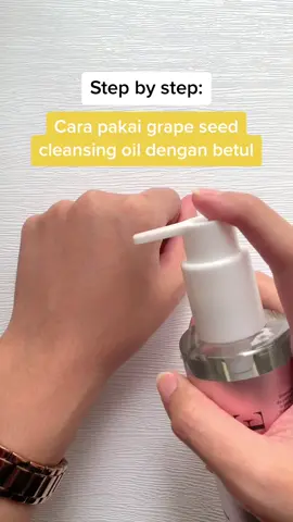 Cleansing oil ni bukan sahaja membantu untuk remove kita punya makeup dan sunscreen tapi dia juga boleh membantu untuk bersihkan pori dan buang segala blackheads dan whiteheads tau! Any questions? Comment down below😊💛 #SKINMADE #skincareroutine #skincaretips #SkinCare101 #skincare #glowingskin #fyp #cleansingoil 