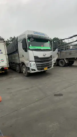 Anh em tài xế bắc nam chắc không lạ gì bãi đậu xe chỗ cây xăng ngay chợ đầu mối nông sản HẢI DƯƠNG nhỉ! Cảnh đi dưa chờ hàng vào nghe nó ê chề ☹️ #xetai 