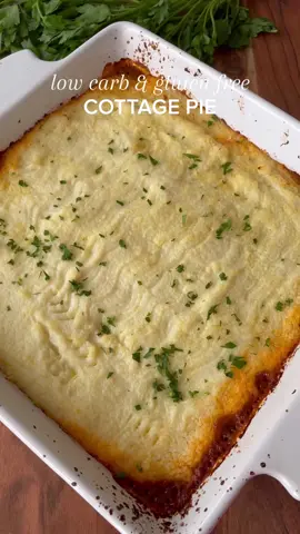 Easy LOW CARB COTTAGE PIE everyone will love! Cottage pie is the ultimate comfort food in my family. I used to make it with sweet potato mash, but since I have been on a low carb diet I make it with cauliflower mash and it is always a hit! The full recipe is in the comments and on my IG. #comfortmeal #cottagepie #cottagepierecipe #lowcarbrecipes #ketorecipes #lowcarb #glutenfreerecipes 