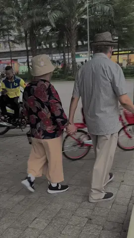 Hôm nay đi trên đường đi bộ về thì mình thấy cảnh này, mình đã đi theo ông bà cả một đoạn đường khá dài. Dù đi đâu hay làm gì ông cũng nắm chặt lấy tay của bà😘 cute thật đấy. Sao nhiều người có tình yêu đẹp đến vậy☺️#xuhuong #trending #giacungnhauladuoc #capcut 