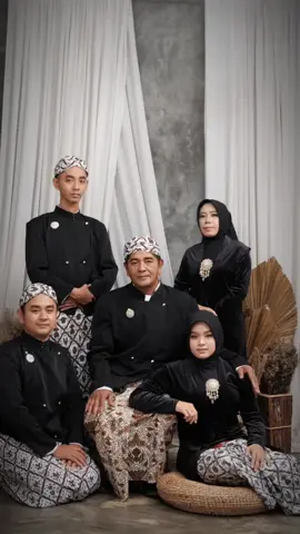 Wong jowo, Ojo ilang jowone😊 #fotokeluarga #adatjawa #happyfamily #fotostudio