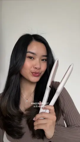 fake 90s blowout tutorial with a straightener & my favourite @kerastase.official hair oil #hairstyle #90shair #blowout 