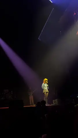 Hayley finished aint it fun acapella after a fan collapsed mid song. Hope everyone was okay!  #hayleywilliams #live #music 
