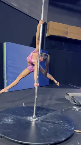 Day 2! Stay tuned more are coming 🤗 #fyp #pole #poledance #flexibility #woman #calisthenics #power 