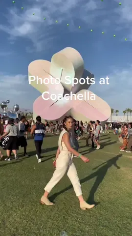 Best photos Spots at Coachella  #coachella #coachella2023 #coachellaoutfit #coachellafashion #festivalseason #fyp #parati #OOTD #bananarepublic #bananarepublicfactory 