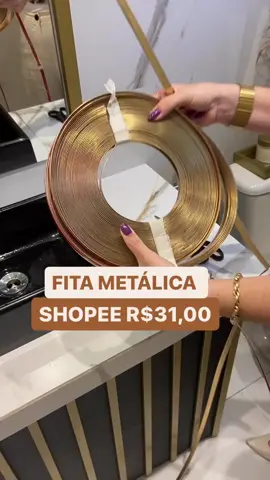 Dica de milhões!!! Olha essa fita metálica para você decorar sua casa e deixar qualquer cantinho mais charmoso, ameiii ❤️🥰😍😮👏🏻 . . . . Me diz aí nos comentários qual cantinho você colocaria essa fita linda metálica?? . . . .Créditos reservados para o criador do conteúdo . . .#viral #reformadecasa #dyidecor #euteensino #decoracaodecasa #facavcmesmo #tiktok #fyp #DIY #dicas #duet #decoracaodeinteriores 