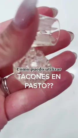 Tacones en pasto!??🤔🤔🤔 #sii #tacones #puedesusartacones #taconesenpasto #tacos #zapatillas #taconesaltos #SabiasQue #wow #nosabiaaprendeconmigo #belanoia #fashionguru #modayestilo 