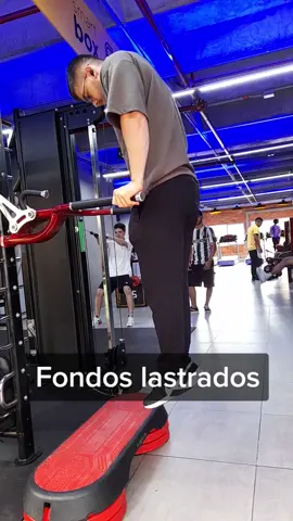 Fondos lastrados (con peso adicional). en alguna parte del vídeo camino como pingüino, los invito a ver el vídeo completo #entrenamientodefuerza #gym #fondosenparalelas #fyp #gimnasio 