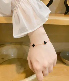 Lắc tay cỏ bốn lá 🍀May mắn 🍀 Màu sắc : Đen / Đỏ / Xanh lá / Trắng Chất liệu : Bạc ý 925 / bạc ý 925 mạ vàng ,vàng hồng 🍀🍀🍀 #Cecy #lactaycobonla #vongtay #cobonlamayman 