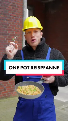 One Pot Rice! Zutaten:  - 150g Hähnchenbrust  - 1 Tasse Reis  - 3 Zehen Knoblauch  - 4 El Soyasauce  - 200g Kokosmilch  - 1 Lauchzwiebel  - Salz & orientalische Gewürzmischung  Nährwerte:  Kcal: 758 Protein: 46g Kh: 54g Fett: 40g  #onepotmeals #onepotrice #günstigkochen #einfacherezepte #einfachkochen #unkompliziert #rezeptideen #reis #reispfanne #schnellerezepte #schnelleküche #fyp #viral