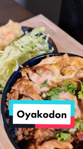Comment faire un Oyakoudon?  cherchez une idée de repas simple, rapide et délicieux pour ce soir ? Découvrez ma recette d'oyakodon, un plat traditionnel japonais à base de riz, de poulet et d'œuf, le tout cuisiné dans une délicieuse sauce sucrée-salée. Je vous montre étape par étape comment préparer ce plat en un rien de temps ! Régalez-vous en famille ou entre amis avec ce plat réconfortant et savoureux. N'hésitez pas à me dire dans les commentaires ce que vous en pensez ingrédient  1 oignon 200g de poulet 2 oeuf  2 cs de sauce soja  1 cc de vinaigre  1 cs d’eau  1 cc de sucre  #oyakodon #recettejaponaise #cuisinejaponaise #recettefacile #recetterapide #recettesimple #recettefacileetrapide #Japon 