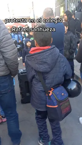 protesta en colegio red sip (RSL)  Por causa de directora, contando los ultimos acontecimientos en el establecimiento #chile🇨🇱 #redsip #RSL #CEPA #justicia #colegio @SIP Red de Colegios #queremosrespuestas 