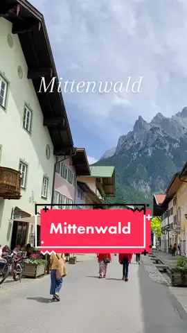 Wenn du auf der Suche nach einer malerischen bayerischen Stadt bist, dann solltest du Mittenwald auf deine Reise-Liste setzen! Diese kleine Stadt liegt inmitten einer atemberaubenden Berglandschaft und bietet eine charmante Altstadt mit bunten Häusern, einer beeindruckenden Barockkirche und einer Fülle an kulturellen Aktivitäten. Verbringe deine Tage beim Wandern, Klettern oder Skifahren in den umliegenden Bergen und genieße anschließend die leckere bayerische Küche und ein kühles Bier in einem der gemütlichen Biergärten. Mittenwald ist ein echtes Juwel in Bayern und auf jeden Fall einen Besuch wert! #mittenwald #roadtripbayern #roadtripstopbavaria #mustseesbavaria #roadtripgermany #schönstestädte 