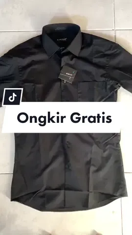 Kemeja slim fit hitam polos lengan panjang Alisan. #kemejahitam #kemejahitampolos #kemejahitampria #kemejahitamcowok #kemejalelakislimfit 