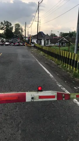 Tebak kereta ? #tekateki #fypシ #kaiindonesia #keretaapiindonesia #estetik #jember #railfansindonesia #jembertiktok #gapernahfyp #VideoPerjalanan #storywa #mentahanvideo #pranktemen #ramadhan #bulanpuasa2023 #ngabuburitgaya #sadvibes #storysad 