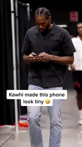 Kawhi’s hands are huge 😯 (via @laclippers) #NBA #basketball #clippers #kawhileonard #phone #hand 
