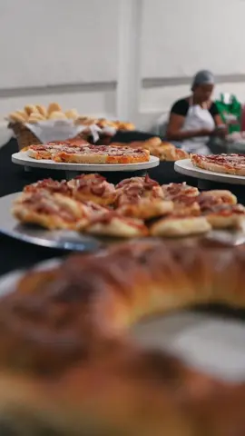 A culinária transforma vidas! É com muita alegria que finalizamos mais um curso gratuito de culinária “Alimentando Sonhos”, em parceria com a @mdiasbranco e o @institutogoumertrecife.  Poder ouvir o depoimento de cada uma dessas participantes é inspirador e mostra que estamos no caminho certo. Nosso muito obrigado a todos que contribuíram para essa realização. 👩‍🍳🥰 #culinaria #projetosocial #ong #empreendedorismo 