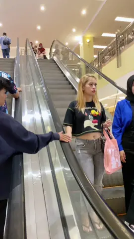 Sentuh tangan bule sampe ngejar😂 #pekanbaru #fyp #fypage #foryou #fypシ #masukberanda 