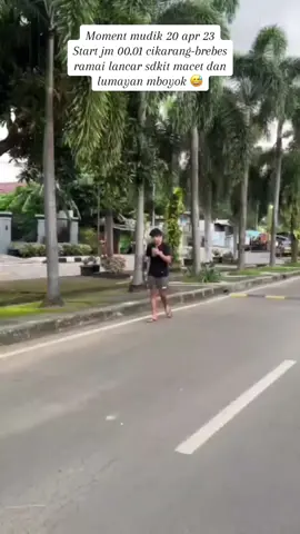 Biar jd kenangan mudik th ini bener2 nguji pinggang krna ngrasain bentar2 pegel dan panas pdhal tngh malem start nya ..  #infopantura  #fyp #fypシ #viral #flksyaguys🥰biarrame🥰 #mudik #momentmudik #mudiklebaran #salamplatg #brebes #CapCut 