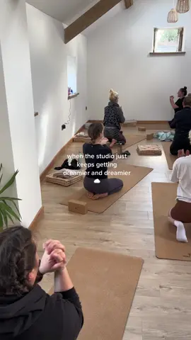 this studio is everythinnnnnng #yogastudio #yogateacherlife #yogaretreatuk #interiordesign #japandiaesthetic #yogastudiouk #yogilife #calmingspace #uniquestaysuk 