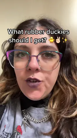 This is a very important decision thank you for your help ✌🏻 #jeep #jeepwave #jeepduck #jeepducking #jeepgirlie #jeepgirls #jeepgoth #gothjeep 