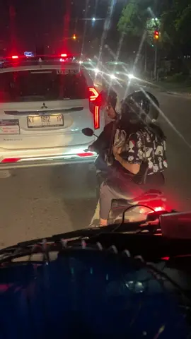 Jangan galak dek#jalanmalam #videoperjalanan #storynyetirmobil #mobiltiktok #hatihatidijalan #kontenmobilmobilan #mentahandijalan #videodimobil #ceweknyetirmobil #trendfotodimobil #berau #kaltim 