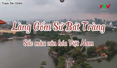 Làng Gốm sứ Bát Tràng - Sắc màu văn hóa Việt Nam  Thăng Long - Hà Nội là mảnh đất có nền văn hiến lâu đời, nơi đây còn nổi tiếng với làng gốm Bát Tràng nằm ở tả ngạn sông Hồng, huyện Gia Lâm, ngoại thành Hà Nội Một gốc tích khác, (thời nhà Lý), có ba vị Thái học sinh là Hứa Vinh Kiều, Đào Trí Tiến và Lưu Phương Tú được cử đi sứ Bắc Tống. Sau khi hoàn tất sứ mệnh, trên đường trở về nước qua Thiều Châu gặp bão, phải nghỉ lại. Ở đây có lò gốm nổi tiếng, ba ông đến thăm và học được một số kỹ thuật đem về truyền bá cho các làng nghề gốm Việt Nam. Hứa Vĩnh Kiều truyền cho Bát Tràng nước men rạn trắng. Đào Trí Tiến truyền cho Thổ Hà nước men sắc màu vàng đỏ. Lưu Phương Tú truyền cho Phù Lãng nước men màu đỏ màu vàng thẫm. Nguồn hình ảnh video: cuoc song tuoi dep, Ngoc Nhi travel (youtube)  #langgomsubattrang #gomsubattrang #thanglonghahoi #gombattrang