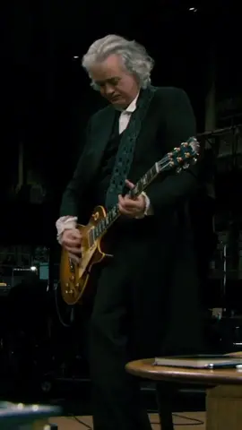 Jimmy playing Whole Lotta Love’s riff with his 🎸 No. 1 ’59 Gibson Les Paul to Jack White and the Edge, all around, one of the best scenes of the documentary. It Might Get Loud - 2008 #jimmypage #zoso #robertplant #goldengod #johnbonham #bonzo #johnpauljones #jonesy #ledzeppelin #ledzep #zeppelin #ledzeppelinfans #60s #70s #70music 