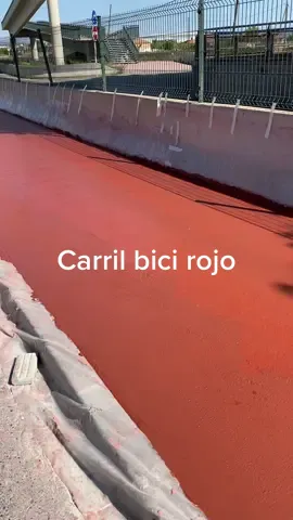 Pavimentación de un carril bici de hormigón pigmentado rojo con la referencia de color Rojo 353 de SC Pigments #serraciments #hormigondecolor #hormigon #hormigonpigmentado #pavimento #pavimentação #pavimentacion #construccion #scpigments #hormigoncoloreado #pigmentosparahormigon #betão 