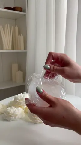 Tipp: Achtet bei den Kerzenformen darauf, dass die Silikonform nicht zu fest ist. Man bekommt sonst immer Probleme beim ausmodellieren. 🌱 Wir haben uns für eine neue Pfingstrosen Form entschieden und testen sie hier aus. 🤗 Die Silikonform die wir vorher hatten war viel härter und dadurch sind die Blüten leider sehr oft abgebrochen.  Mit dem Ergebnis sind wir auf jeden Fall super zufrieden. 🫶🏼 #candleshop #handpouredcandles #soycandles #soywax #candlemaking #demoldingvideo #demoldingcandles #candletok #decorinspo #smallbusinessowner #candlemaker #naturaldecor #homedecor #inspiration #peonycandle #giftideas #weddingdecor #candlelover 