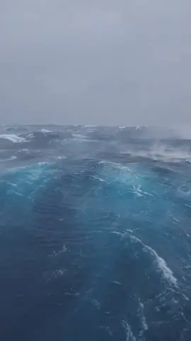 Beautiful or Scary? 😃 #seaman #roughsea #ocean #badweather 